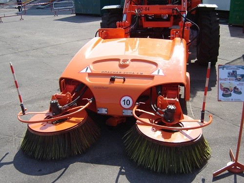 Филиал «Белдортехника» ОАО «Минский завод гражданской авиации № 407»: щетка дорожная БелДТ-8002